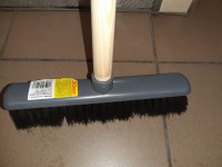 Szczotka plast. +kij drew. 25 CM